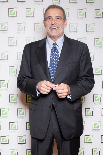 Paolo Alberto De Angelis davanti a un fondale Generalfinance